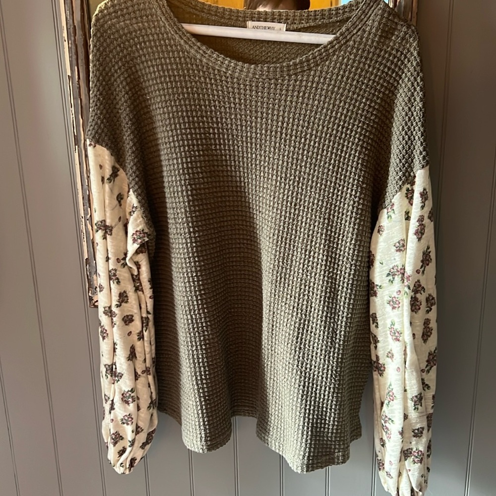 Boutique top size small floral sleeves